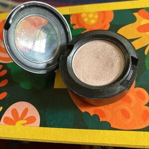 MAC eyeshadow Phloof!